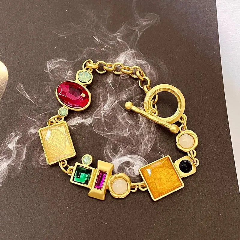 Set di collana, bracciale e orecchini realizzati a mano con pietre preziose artificiali colorate.