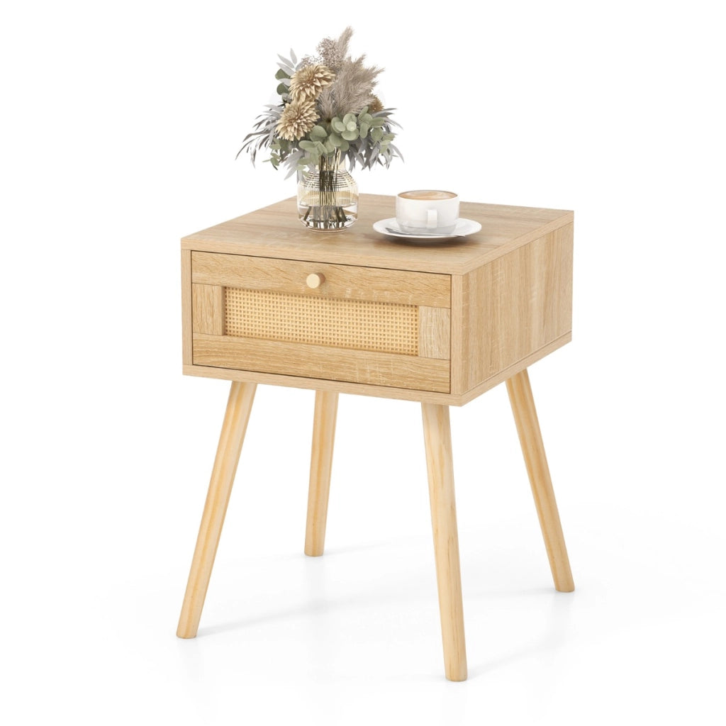 Comodino in rattan con decorazione intrecciata a mano, Tavolino da letto boho in legno stile mid-century Naturale-Comodini