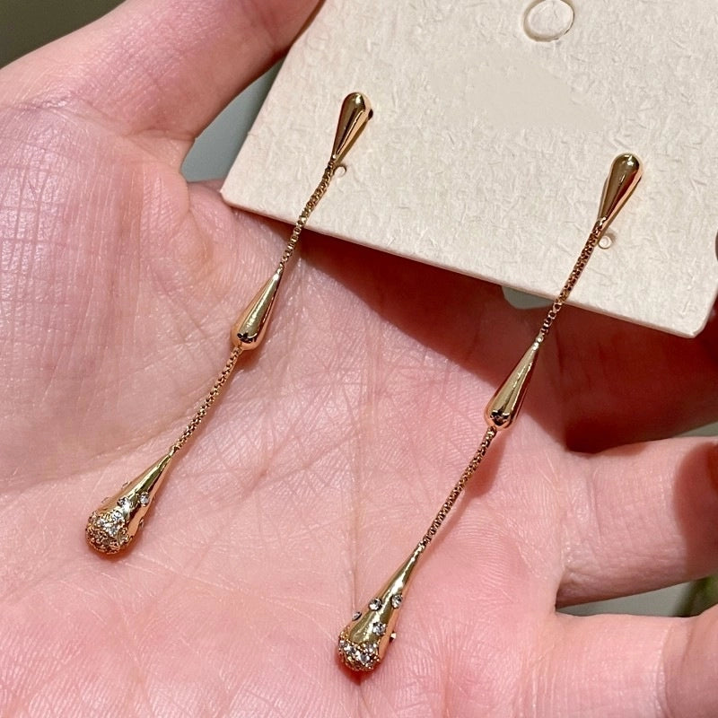 Orecchini pendenti a doppia goccia in oro con nappe