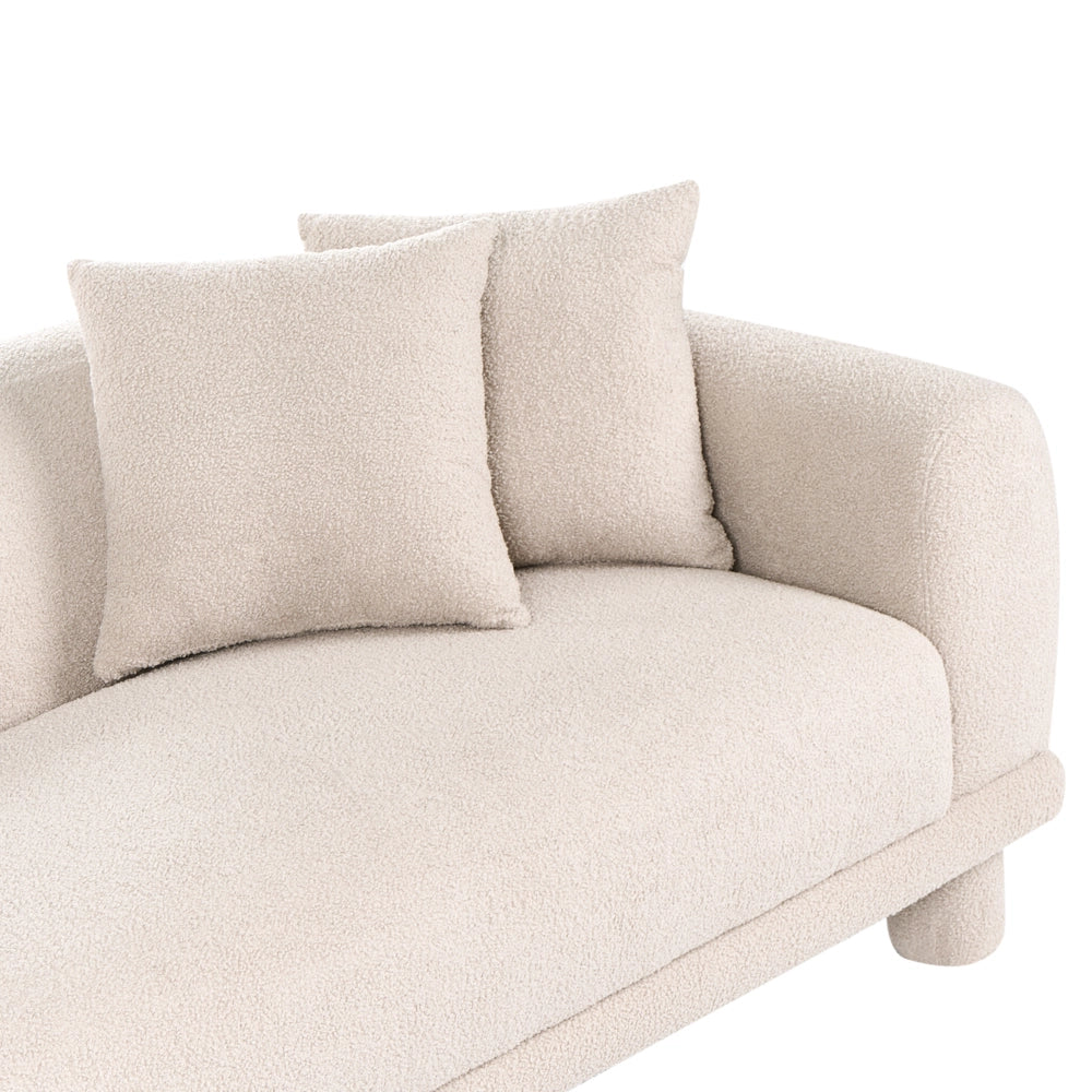 Divano a 3 posti in tessuto beige con cuscini decorativi extra e gambe rivestite stile retrò-moderno