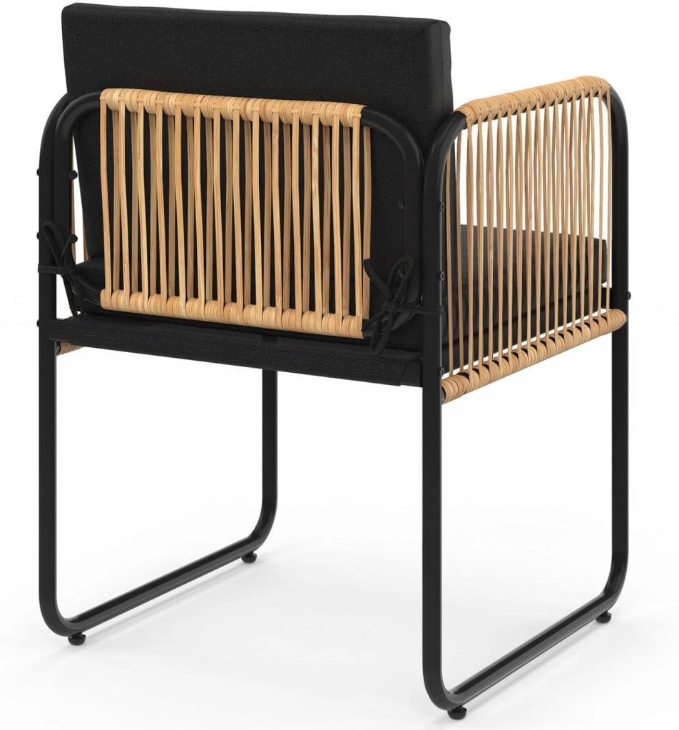 Set di 4 sedie da giardino Rio con struttura in metallo nero, corde con effetto rattan chiaro e cuscini neri
