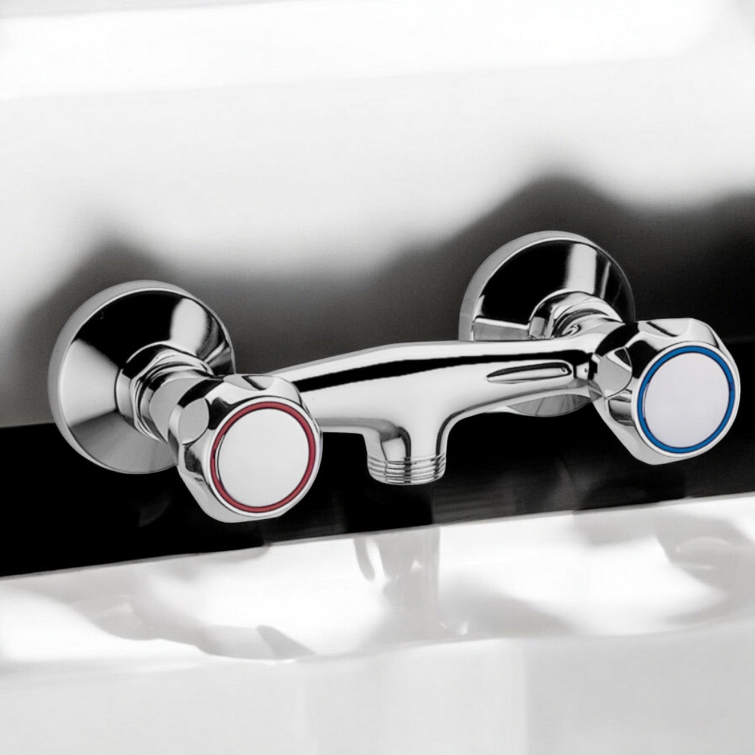 Rubinetto esterno per doccia con maniglie tonde