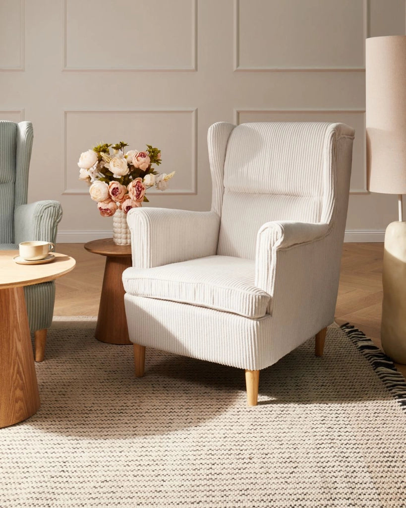 Poltrona con schienale alto rivestita in velluto a coste con gambe in legno Beige chiaro stile Tradizionale