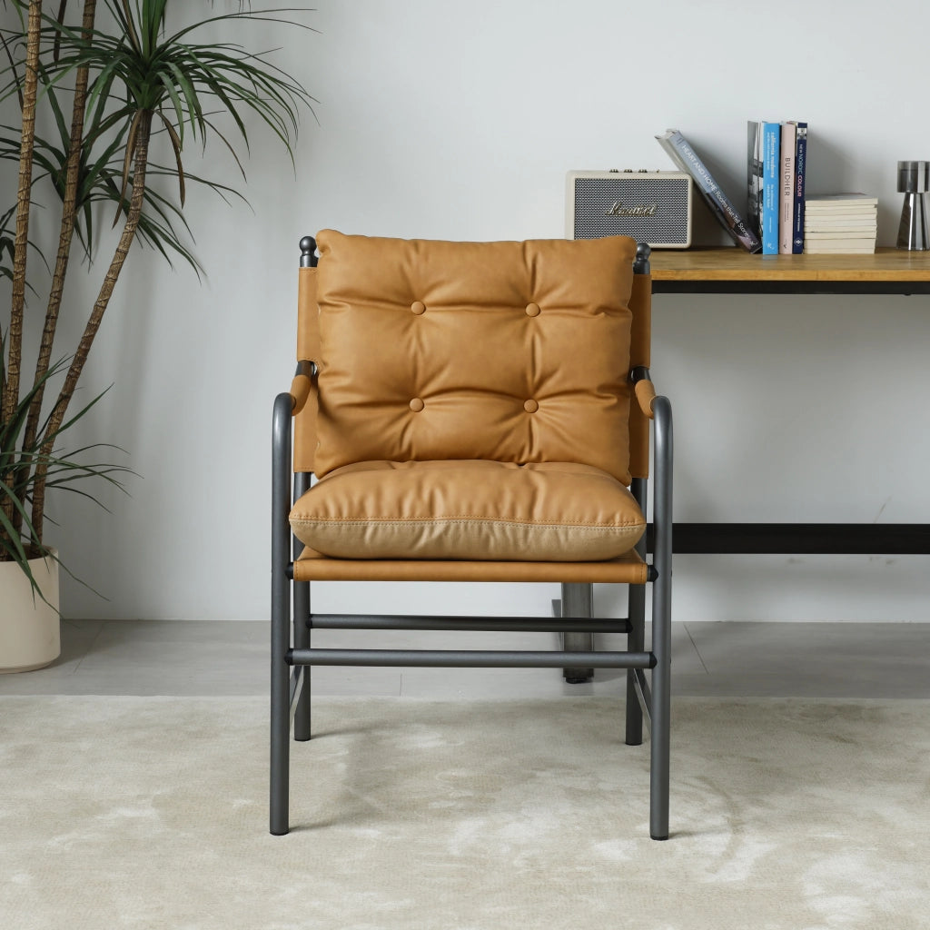 Fauteuil moderno in pelle con braccioli e struttura in metallo nero per soggiorno e camera da letto marrone