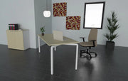 Arredo ufficio operativo moderno con scrivania con gambe metalliche, mobile con 2 ante e seduta con braccioli regolabili