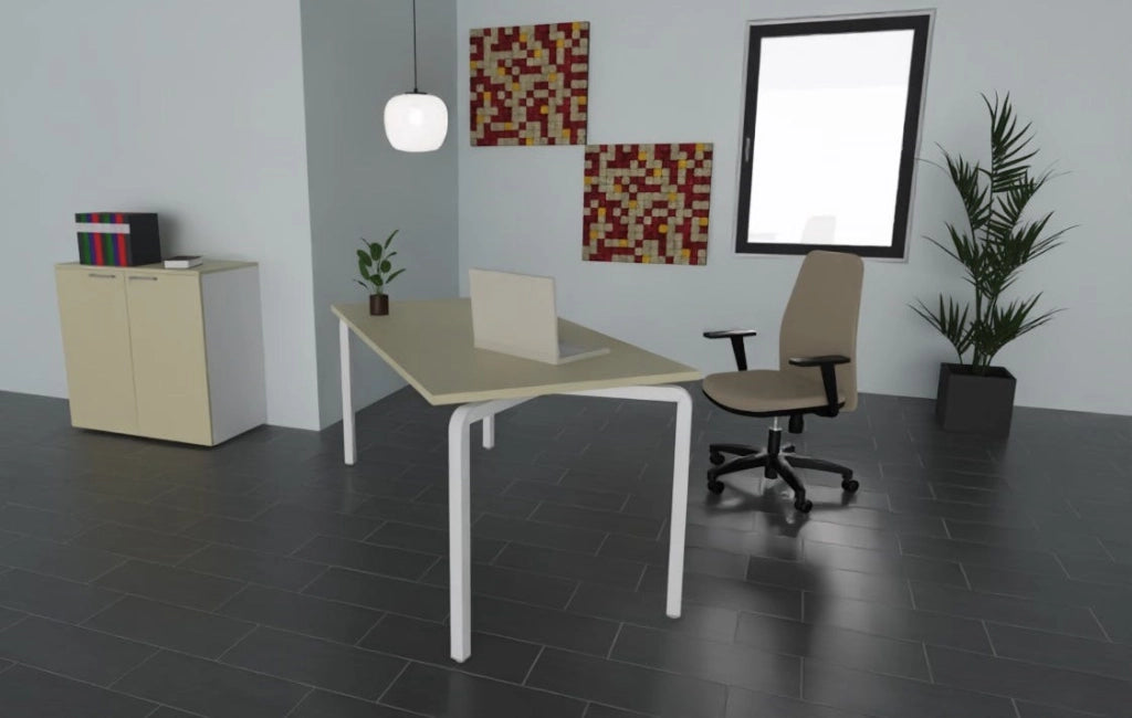 Arredo ufficio operativo moderno con scrivania con gambe metalliche, mobile con 2 ante e seduta con braccioli regolabili