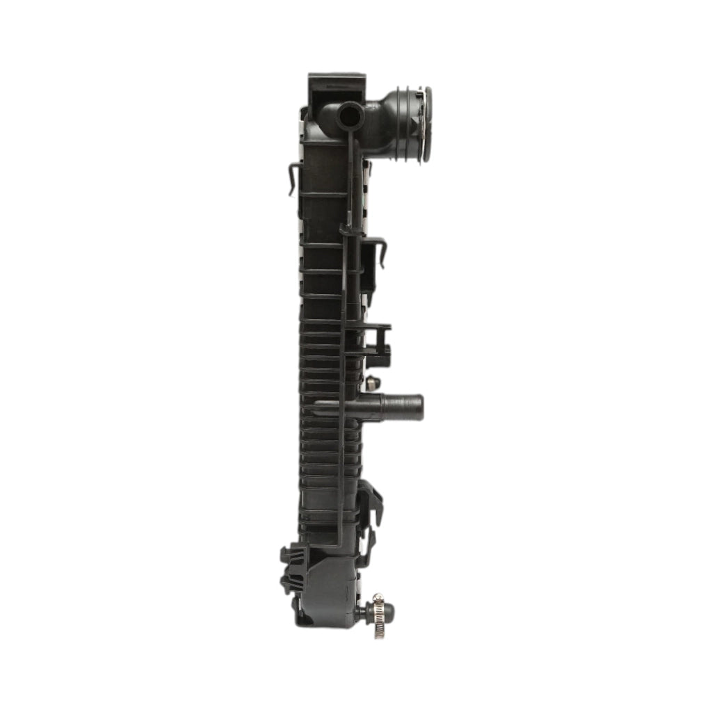 Radiatore raffreddamento acqua motore – Mercedes-Benz Sprinter, VW Crafter Dimensioni: 680 × 408 × 28 mm Codici OEM compatibili: A9065000002, A9065000102, A9065000202, 2E0121253, 2E0121253A, 2E0121253B, 7924001038