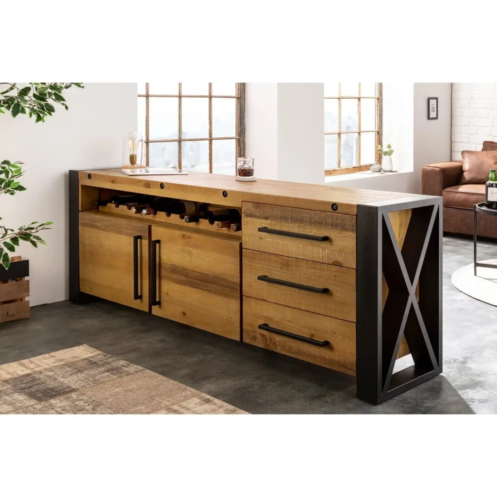 Buffet CAVARA 195 cm – Pino massiccio marrone vintage e metallo nero – 2 porte, 3 cassetti e portabottiglie