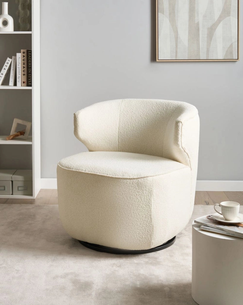 Poltrona Curva Industriale in Bouclé con Base Nera Girevole a 360° Bianco sporco