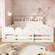 Letto a pavimento per bambini 140x200 cm bianco in legno, con sponde di sicurezza, porticina e ripiani