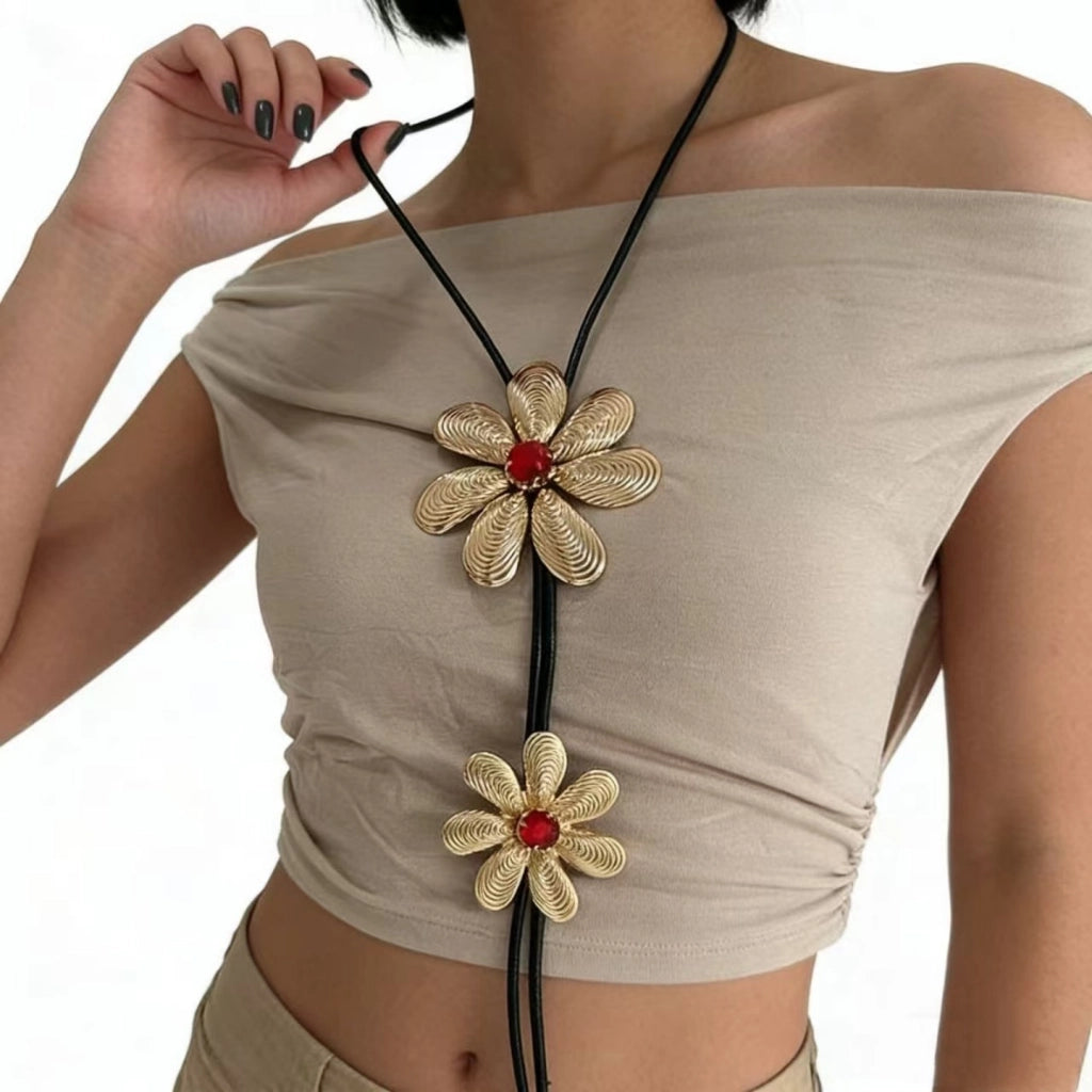 Collana da donna con cordino in pelle e fiore dorato: elegante, raffinata e sofisticata, perfetta per la clavicola.