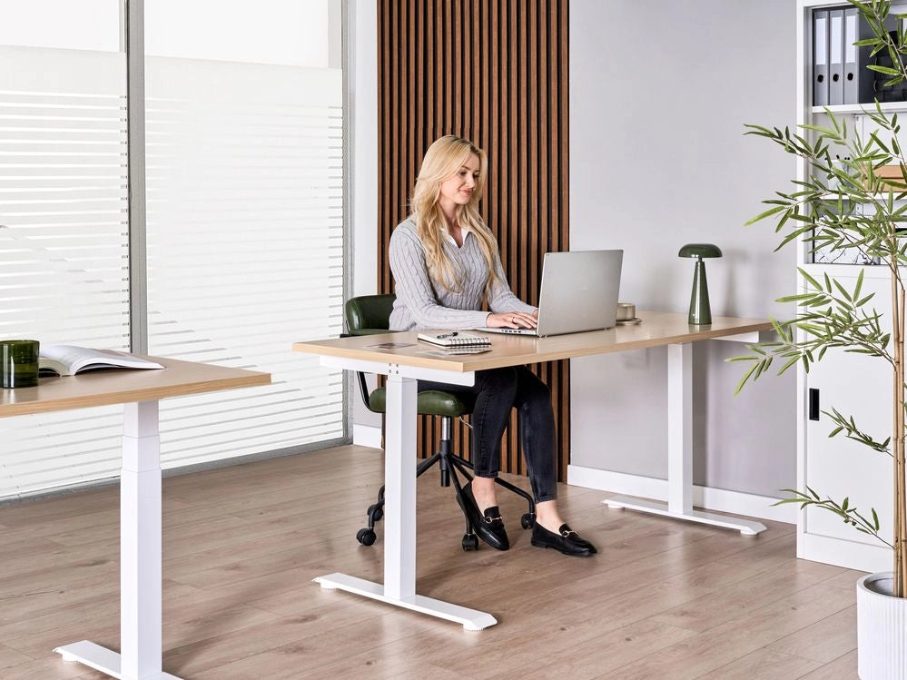 Scrivania regolabile in altezza elettricamente bianco 160 x 72 cm Struttura in acciaio verniciato a polvere
