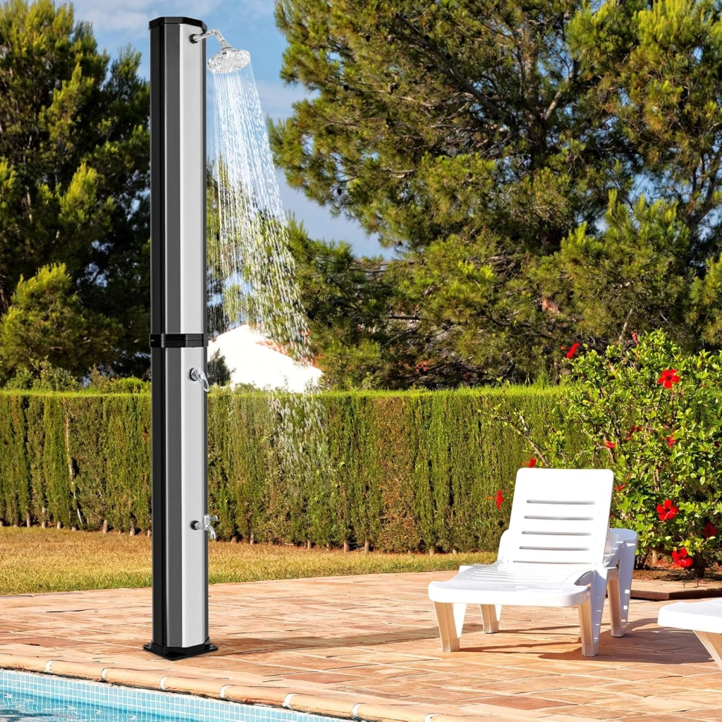 Doccia Solare da Esterno 60 L, Doccia da Giardino con Soffione 360°, Rubinetto per Piedi, Copertura Protettiva e Attacco per Tubo da Giardino, Fino a 60°C, per Piscina e Campeggio (Modello 2)