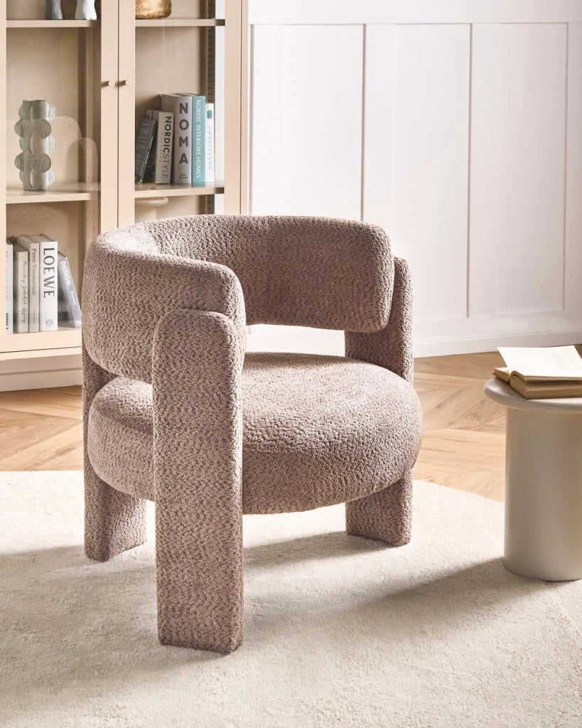 Poltrona imbottita in ciniglia con schienale curvo seduta moderna in stile scandinavo tortora
