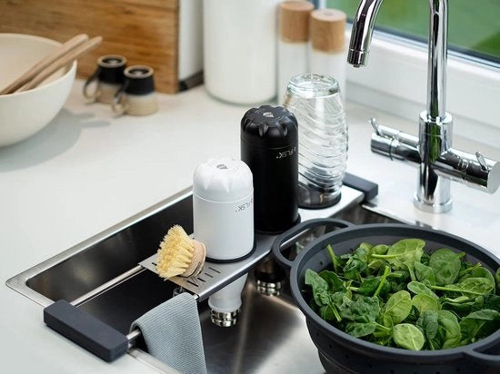 Supporto per 3 bottiglie adatto per bottiglie in vetro come quelle di SodaStream o thermoriduttori. Drip tray per bottiglie sotto il lavandino. Acciaio inossidabile, griglie a goccia in silicone, drip.it Plus