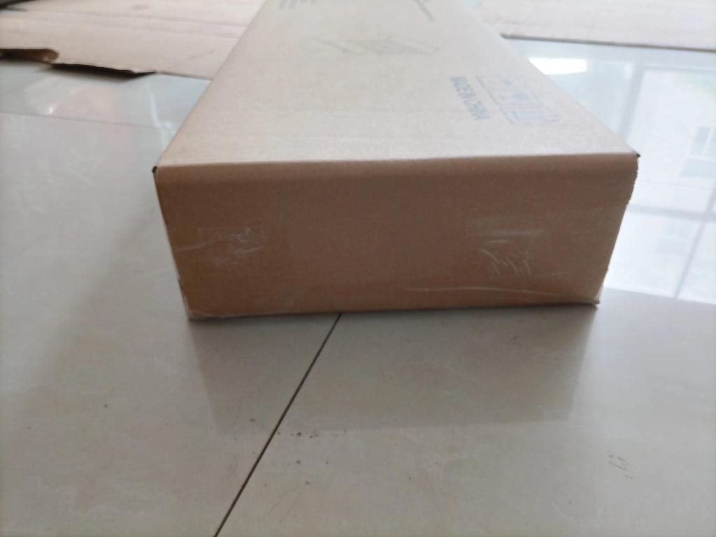 Armadio bagno da parete bianco con ripiano regolabile e porta asciugamani, mobile contenitore salvaspazio in MDF