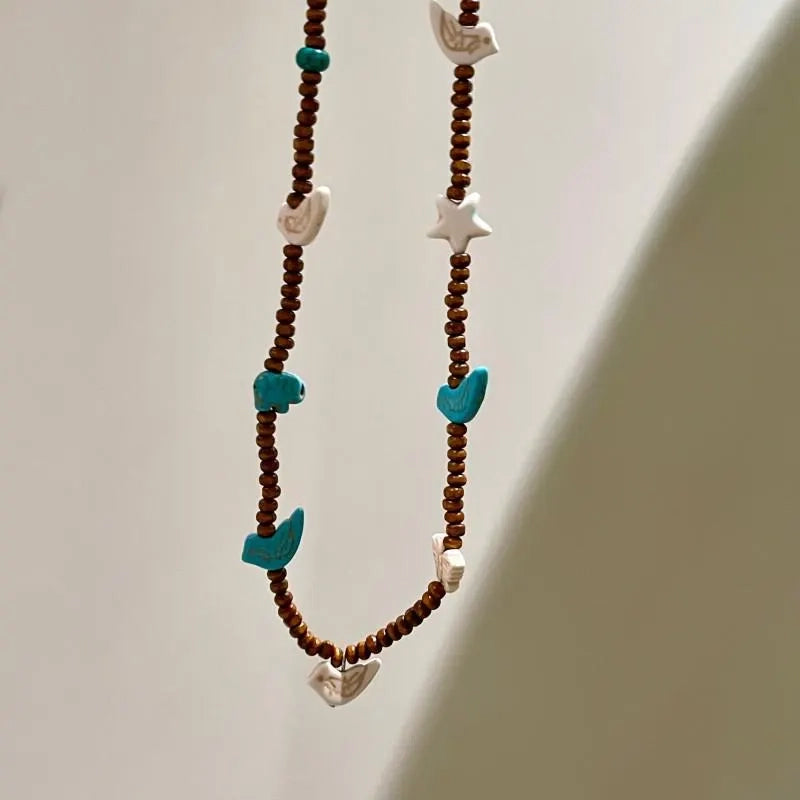 Collana vintage con farfalla e perline: ciondolo a stella in legno fatto a mano