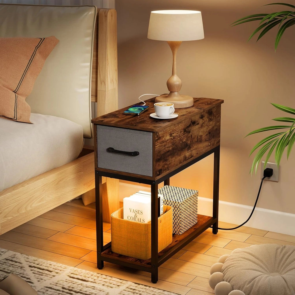 Tavolino da Salotto, Tavolino Laterale con Stazione di Ricarica & Luci LED, Cassetto in Tessuto e Ripiano Aperto, Mobile Versatile da Camera da Letto e Soggiorno