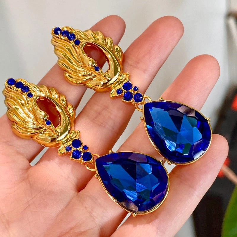 Orecchini a lobo a goccia con diamanti blu, dallo stile retr¨°-chic, sofisticati e lussuosi.