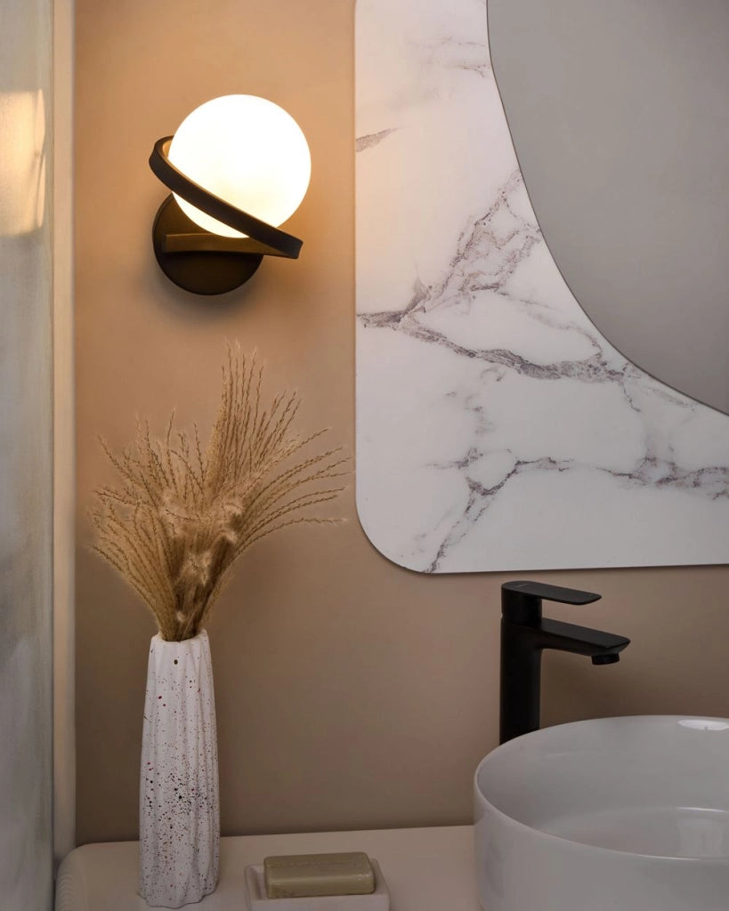 Lampada da parete Base in metallo nero Paralume in vetro Forma elegante Moderna Minimalista
