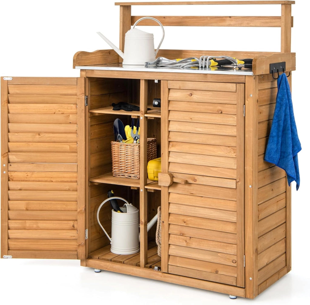 Armadietto da Esterno in Legno a 2 Livelli con Piano di Lavoro in Metallo Zincato, 3 Ganci Appendiabiti, Ripiani Rimovibili e Ante a Doghe, per Giardino, Balcone e Cortile (Grigio)