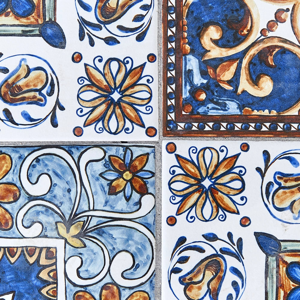 Tavolo da bistrot per esterni in metallo con piano in mosaico e struttura in ferro nero stile vintage