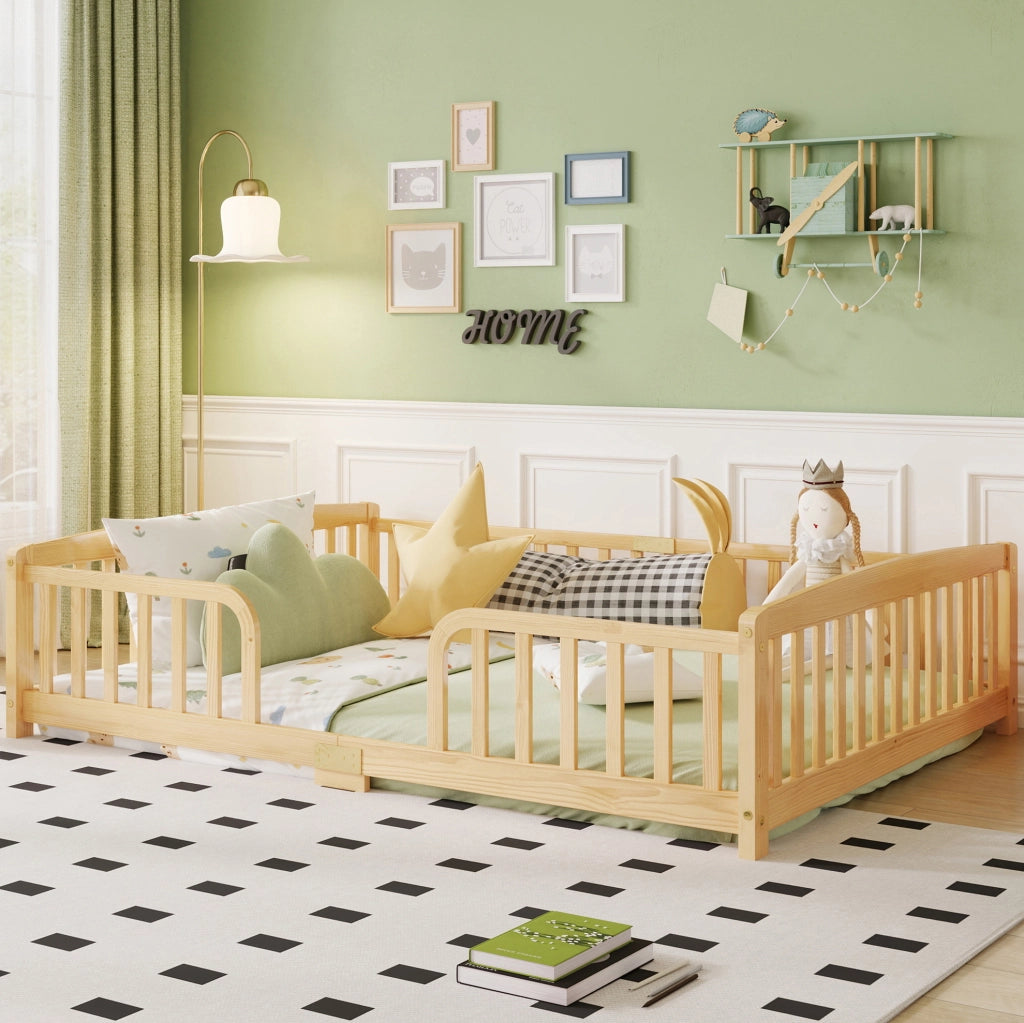 Letto a pavimento per bambini 140x200 cm con sponde di sicurezza in legno naturale