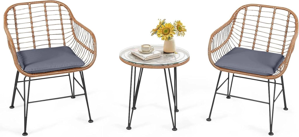 Mobili da Esterno in Vimini con Tavolo Rotondo in Vetro Temperato e 2 Poltrone in Rattan e Cuscini Morbidi, Tavolo e Sedie Moderni per Veranda, Cortile, Giardino e Piscina