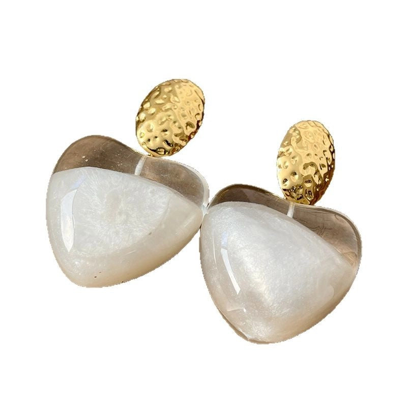 Orecchini a forma di cuore in resina bianca, dal design di nicchia, dolci e affascinanti, unici e versatili.