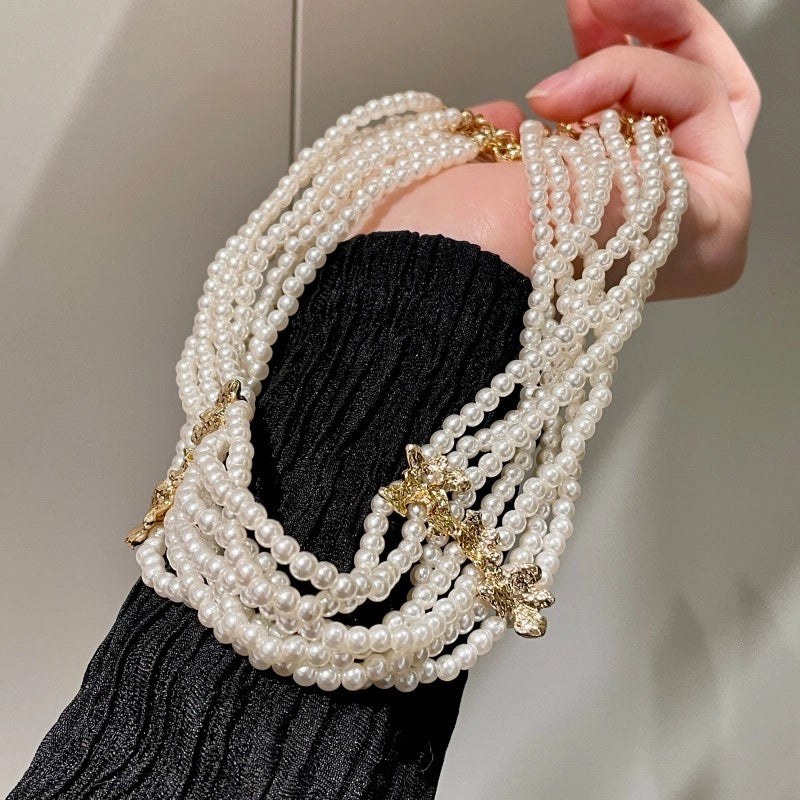 Collana a strati con petali di perline in metallo in stile vintage, dal sapore retr¨°, e collana di perle a pi¨´ strati.