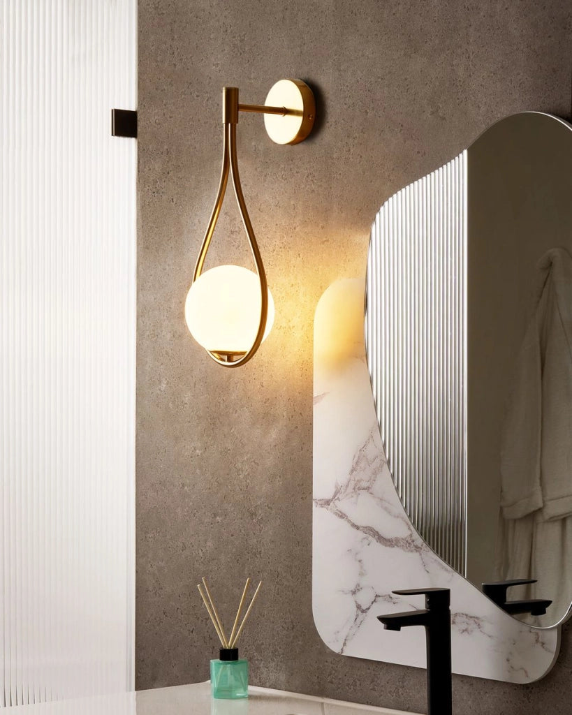 Lampada da parete Base in metallo dorato Paralume in vetro Elegante forma a lacrima Moderna Glam