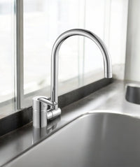 Miscelatore per cucina in ottone cromato, con canna abbattibile sottofinestra laterale