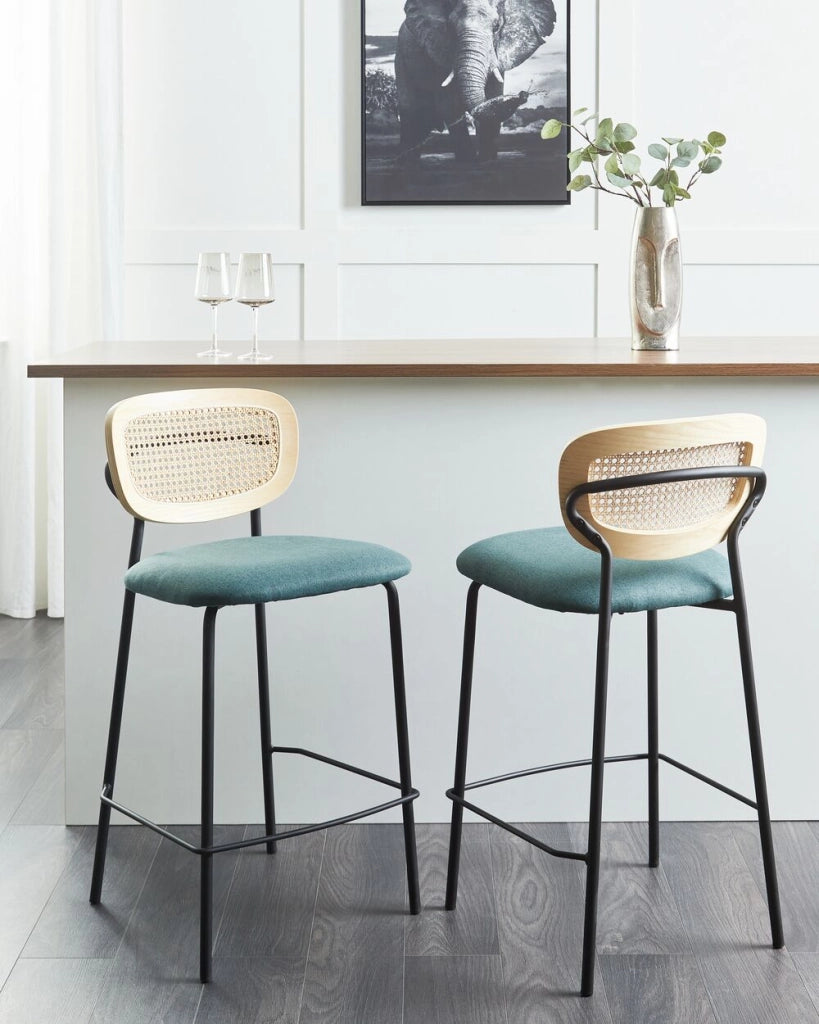 Set di 2 sedie da bar Blu Rivestimento in poliestere nero Schienale in rattan naturale a treccia viennese Gambe in metallo nero Sgabelli senza braccioli