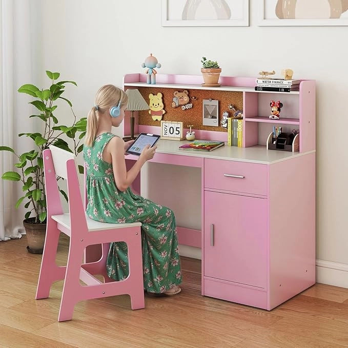 Set Scrivania e Sedia per Bambini 3+ Anni, Tavolo da Scrittura in Legno con Mensole, Cassetto e Bacheca in Sughero, Tavolo e Sedia per Disegno e Studio (Rosa)