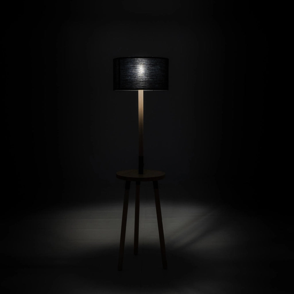 Lampada da terra Acrux in legno di faggio nero con paralume in tessuto, ricarica wireless integrata e porta USB - Modello LA/133/N