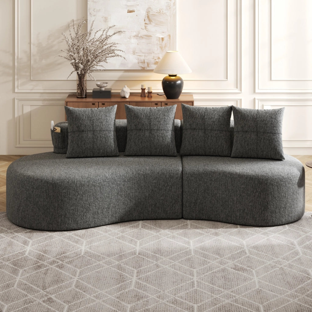 Divano in tessuto effetto lino 240 cm con 4 cuscini; portabicchieri e tasche laterali; grigio scuro