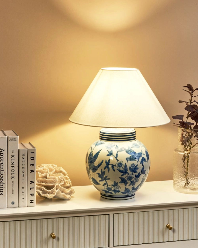 Lampada da tavolo Base in porcellana bianca e blu Paralume a campana in lino con patten floreale Illuminazione elegante