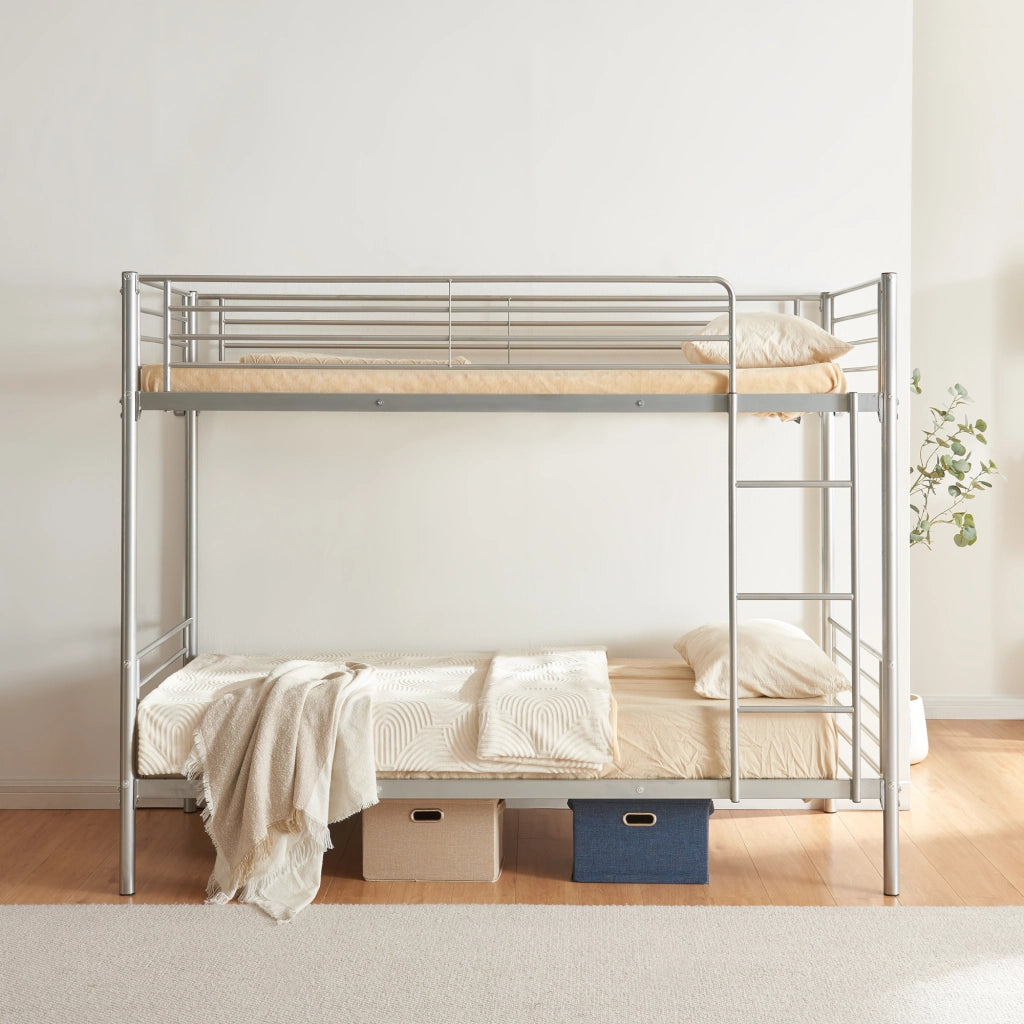 Letto a Castello Soppsar con 2 Materassi 200 x 90 cm Barriera Anticaduta e Scaletta - Argento [en.casa]