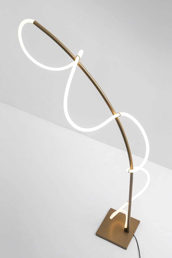 STRING Piantana LED da Terra 50W 3000K Colore Oro Satinato - Design Moderno a 360 Gradi per Interni - Lampada in Metallo e Silicone - Rossini