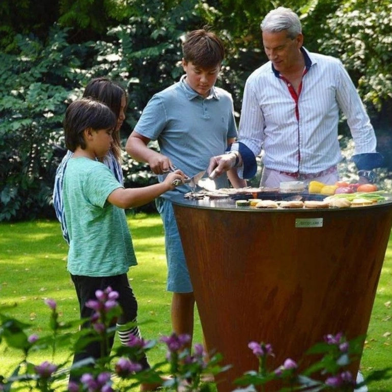 Arteflame One40 bbq e braciere in acciaio corten, con piastra di cottura in ghisa da 102 cm, altezza totale 97 cm