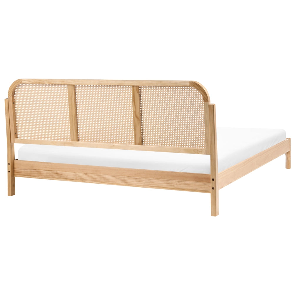 Letto matrimoniale con struttura in legno di pino e testiera in rattan sintetico 180x200 cm con doghe per camera da letto color marrone chiaro