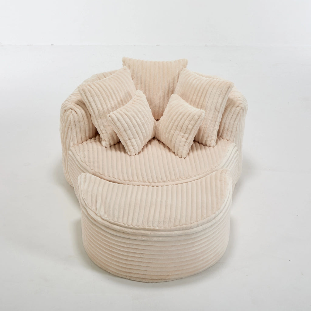 Poltrona relax con pouf e cinque cuscini, schienale e braccioli di sostegno in morbida ciniglia beige