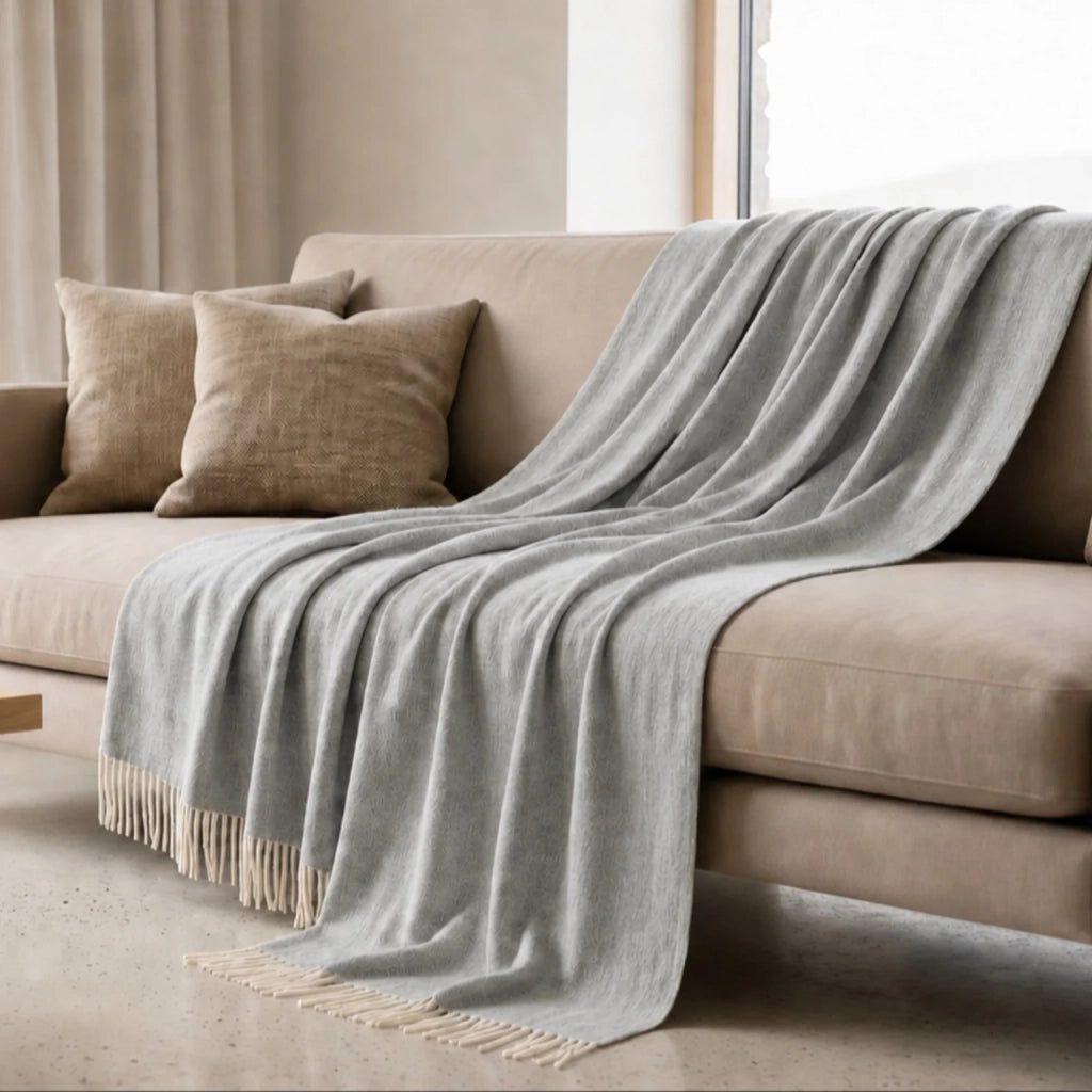 Plaid Living 130x170 cm in Cotone Blend | Coperta Leggera 250 gr/mq per Divano e Letto | Design Elegante e Tessuto Morbido | Grigio Chiaro