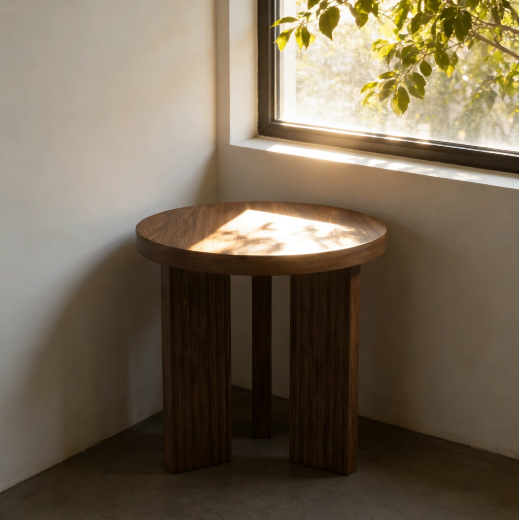Tavolino rotondo in MDF effetto noce con gambe a treppiede