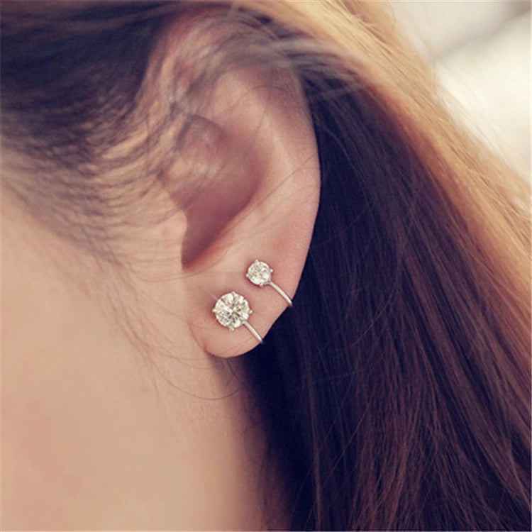 Questi orecchini a clip minimalisti con zirconi emanano eleganza e brillantezza, perfetti per chi non ha i lobi forati.
