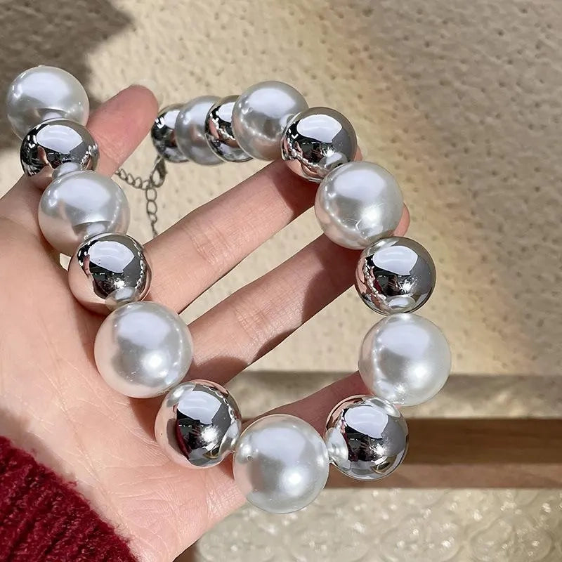 Collana fatta a mano con grandi perle e sfere d'argento, regalo di Natale o di compleanno.