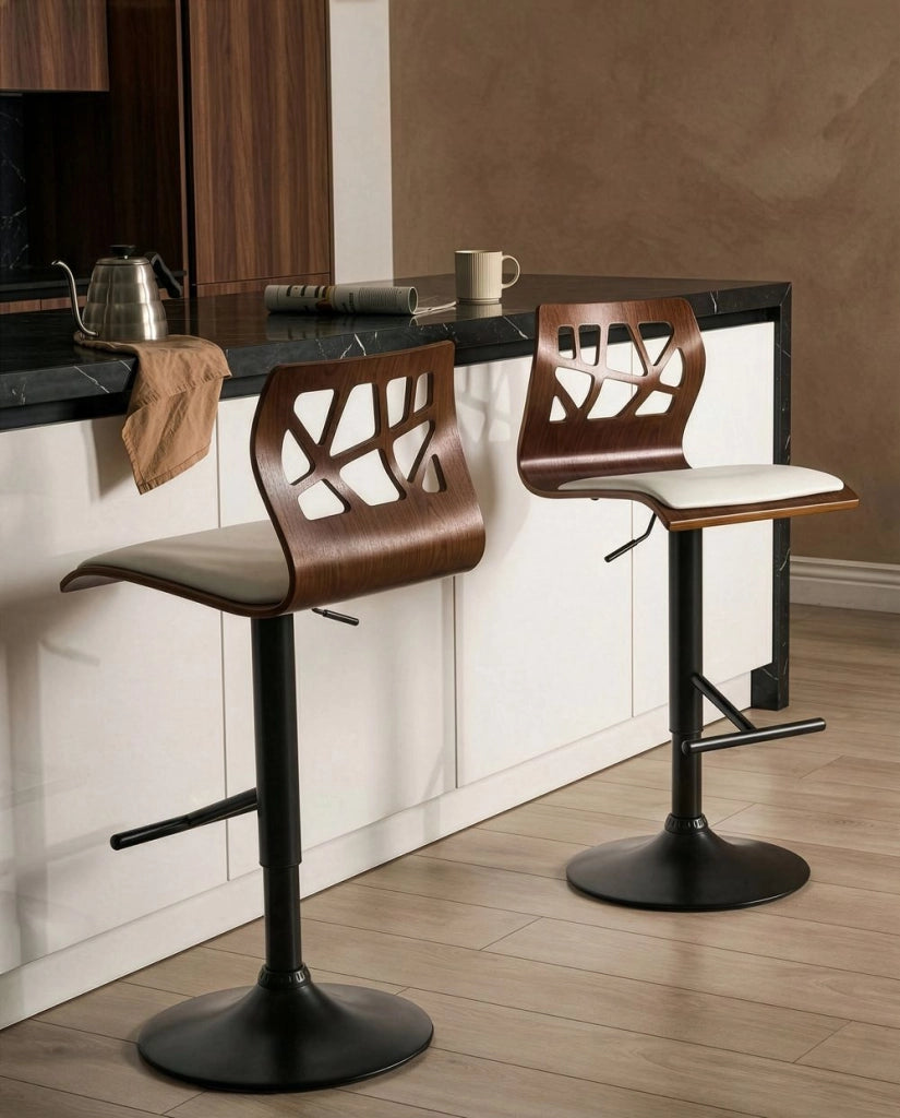 Set di 2 sgabelli da bar marrone scuro e bianco con gambe nere in ecopelle poggiapiedi meccanismo girevole a gas e altezza regolabile stile moderno