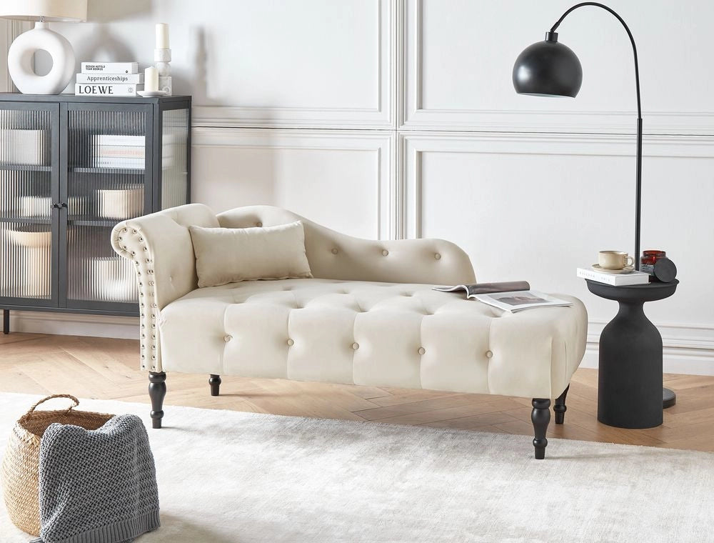 Chaise longue in velluto beige chiaro imbottito con rivestimento a sinistra e cuscino in stile retrò tradizionale