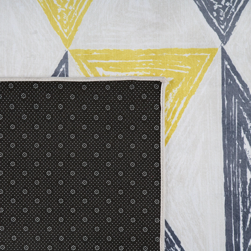 Tappeto tappetino grigio e giallo stampato motivo geometrico 80 x 150 cm a pelo corto