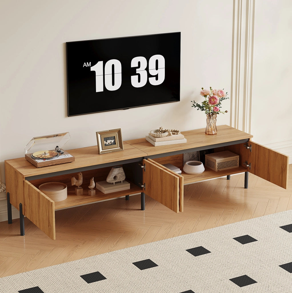 Mobile TV 180x35x43 cm con 4 ante a rilievo ondulato e passacavi; in MDF e truciolare; naturale